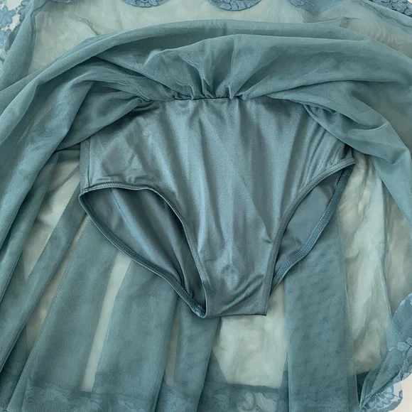 Weisman Two piece crop top and skirt - Picture 6 of 11